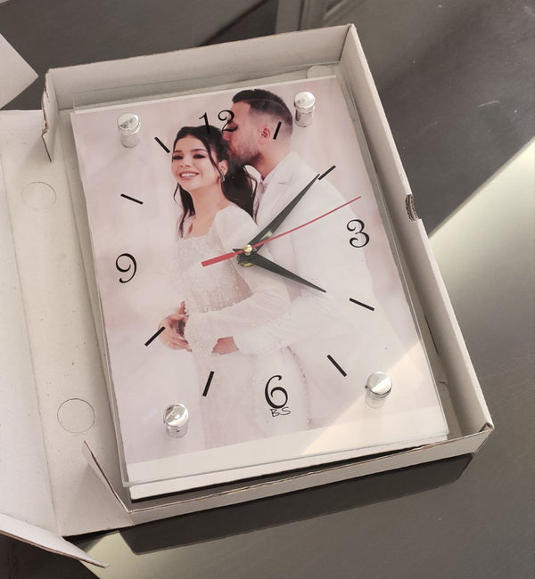 ساعة حائط  بصورة