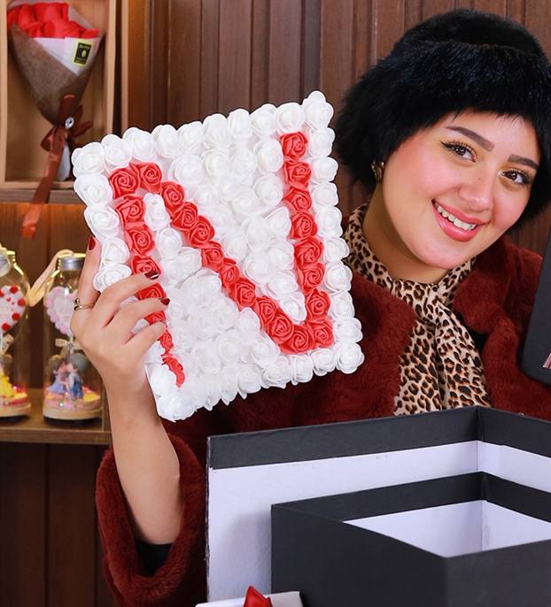 اول حرف من اسمها بالورد